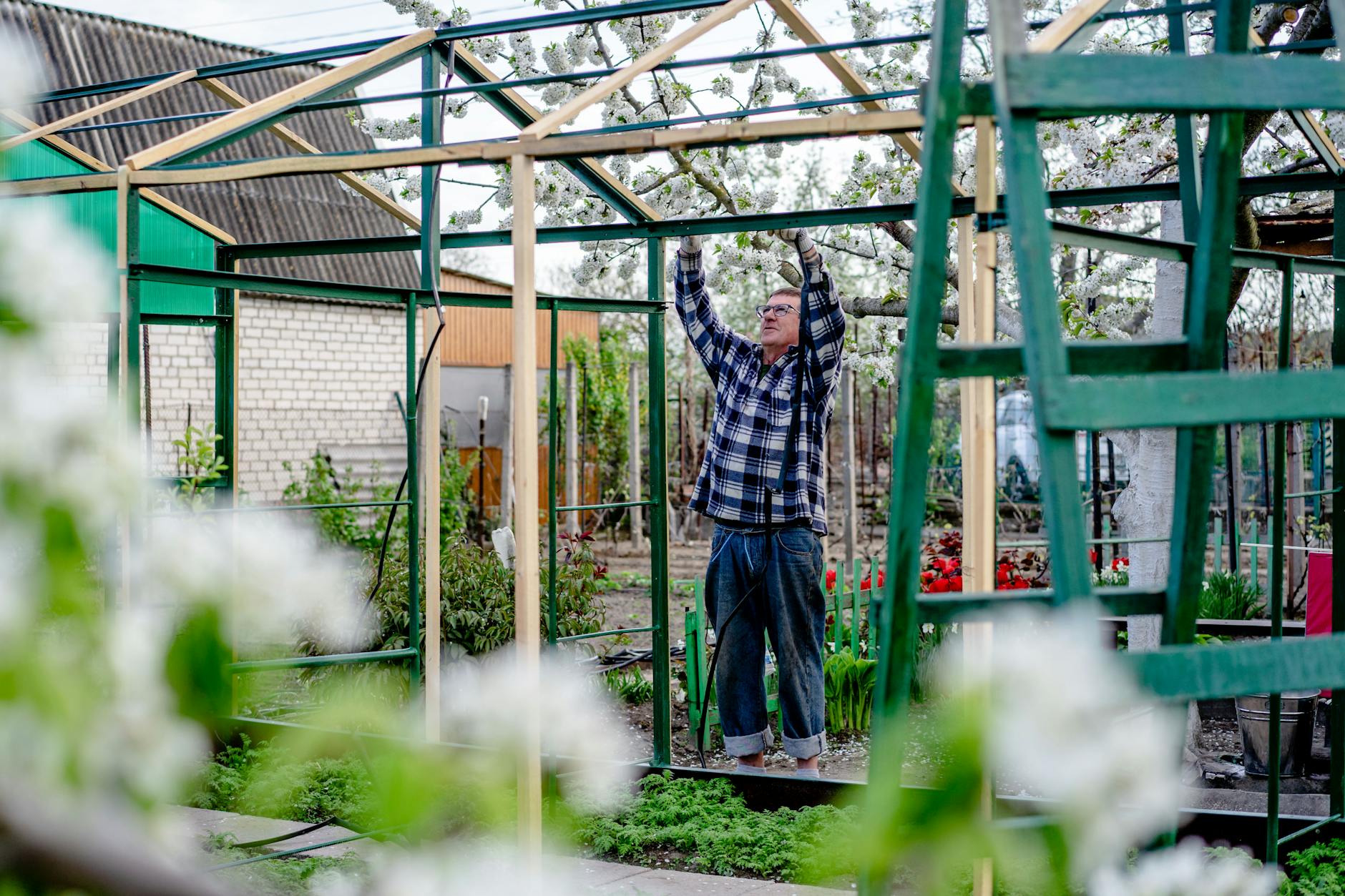 DIY tetőfelújítás: A szakember szemével – Melyek azok a fémlemez kiegészítők, amiket te magad is felszerelhetsz a tető megbontása nélkül?