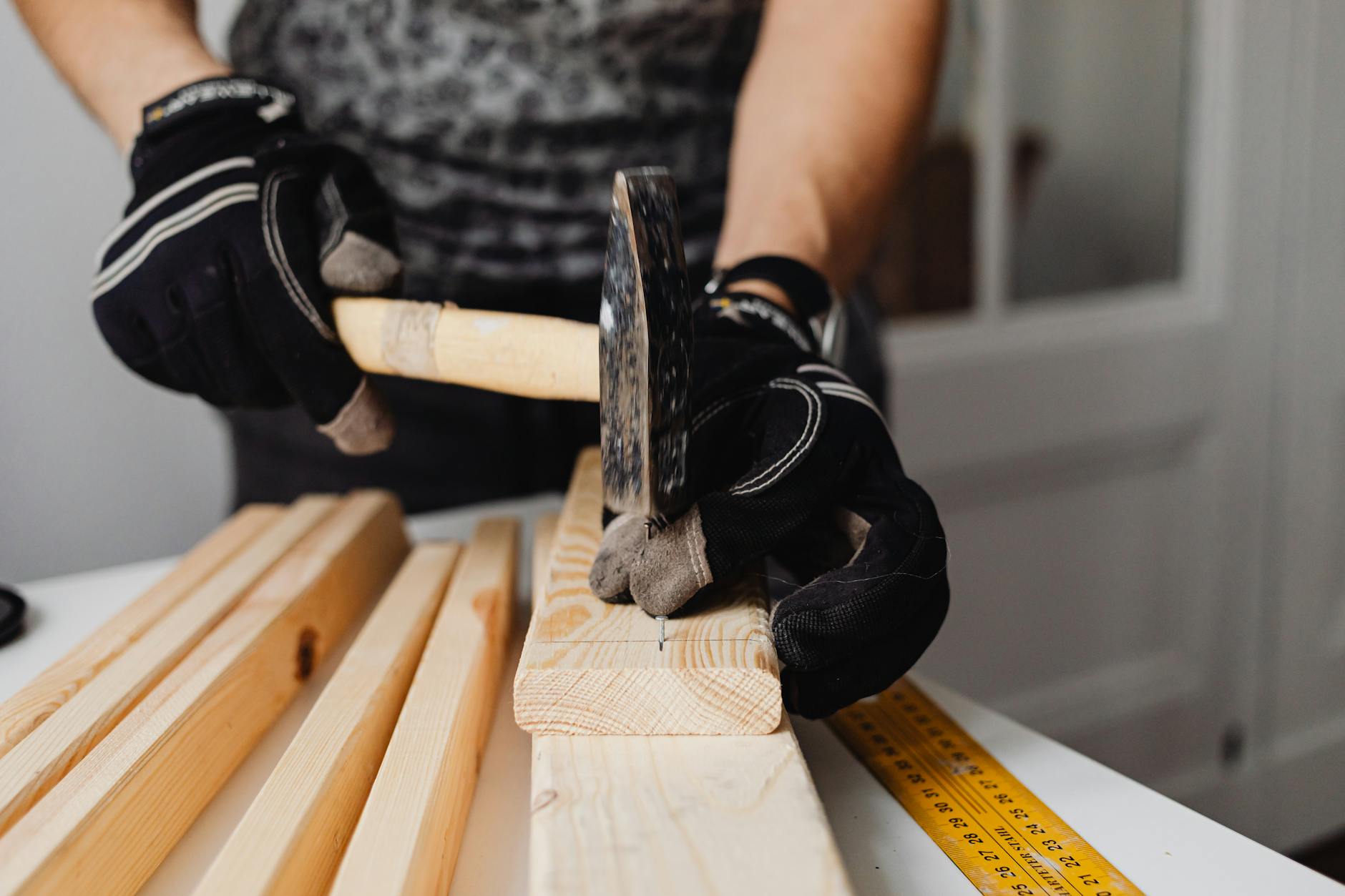 DIY tetőfelújítás: Melyik az a 3 kritikus szerszám és technológia, amivel házilag is ipari minőségű szegélyezést készíthetsz a trapézlemezedhez?