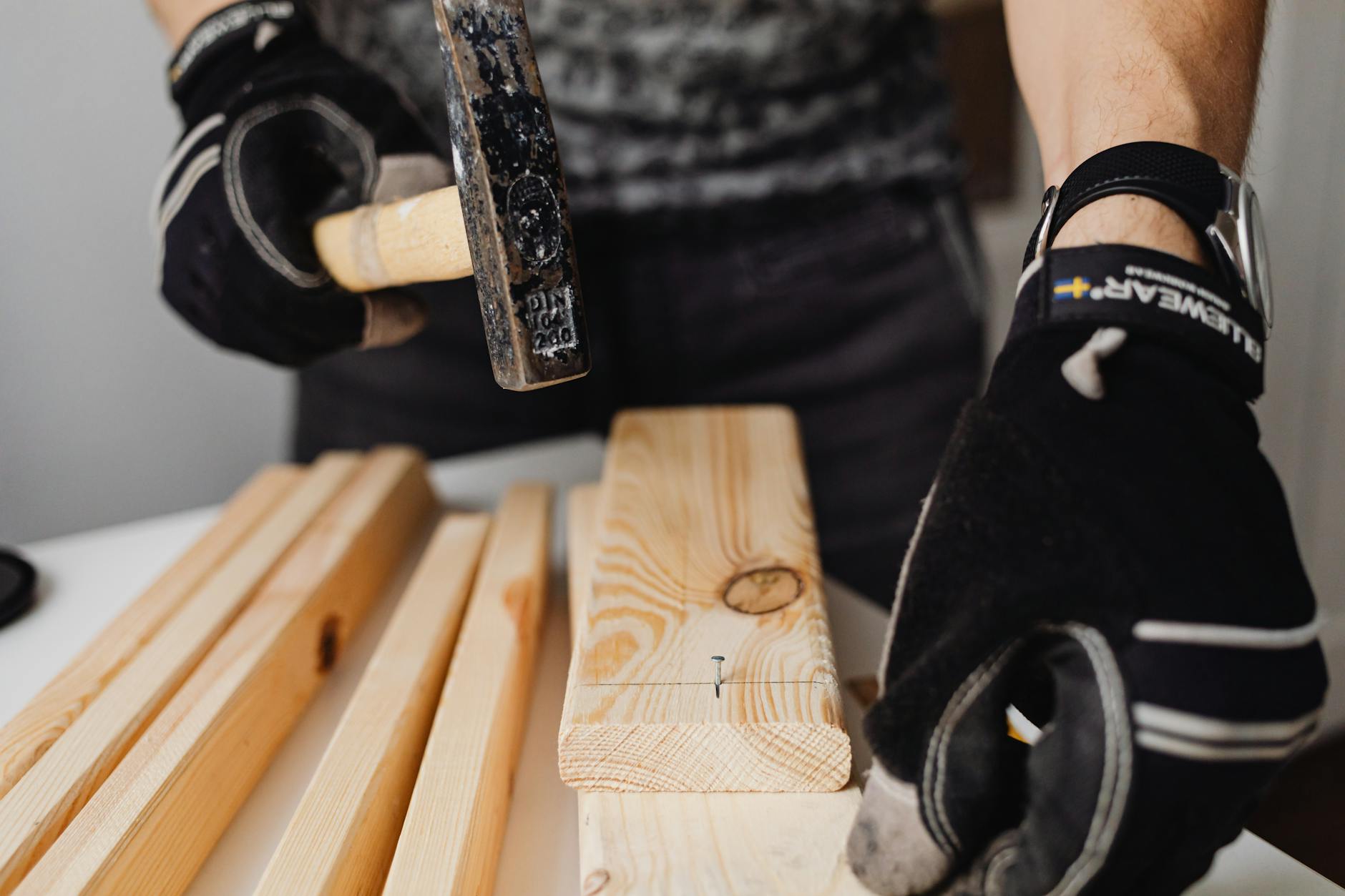 Diy tetőfelújítás: Milyen kiegészítőket és rögzítéstechnikát vásárolj, hogy szakember nélkül is ipari minőségű tetőt kapj?