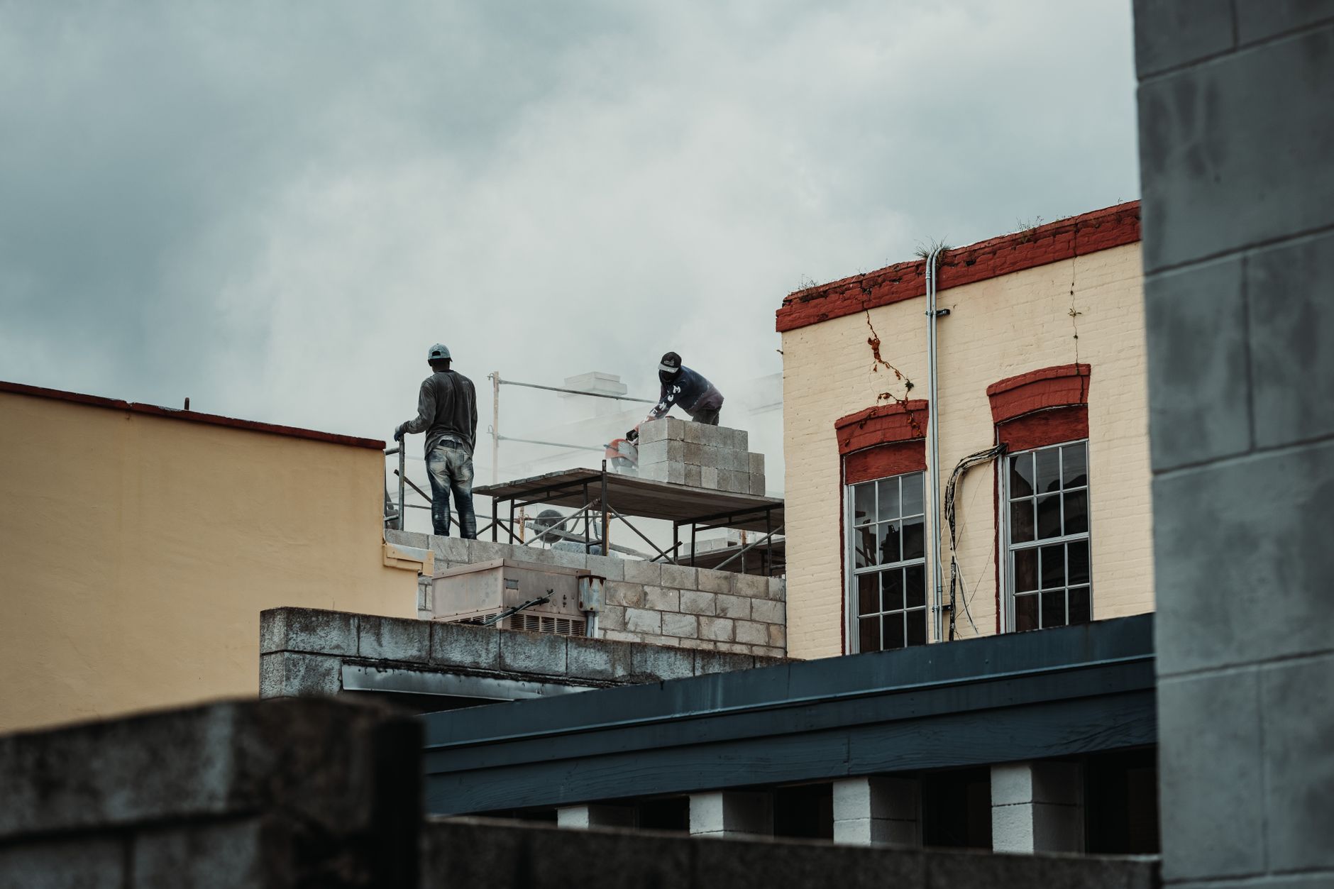 Így hosszabbítsd meg évtizedekkel a cserepeslemez élettartamát: A tetőfedő szakemberek 5 titkos lépése