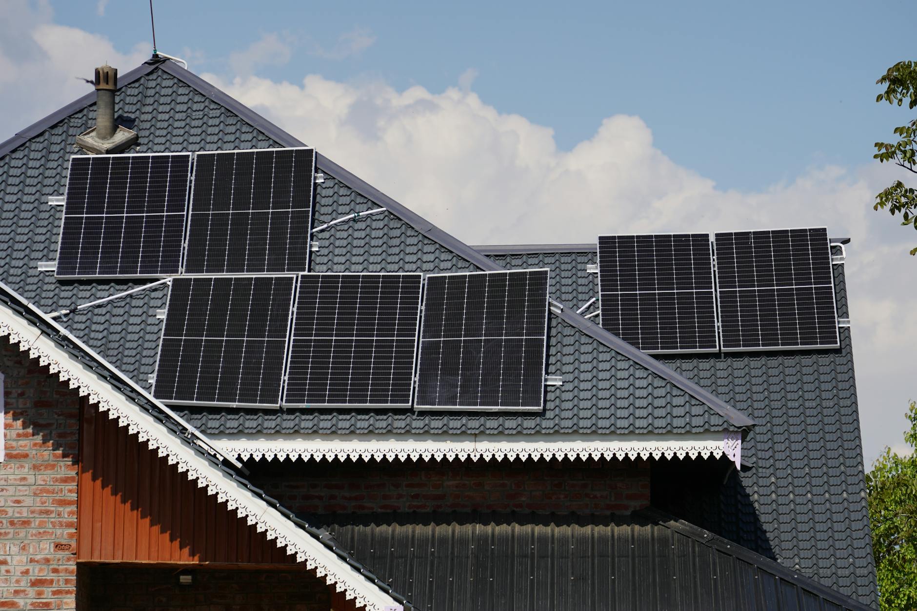 Okos tető: Így alakítsd cserepeslemezes tetődet energiatermelő erőművé az IoT segítségével