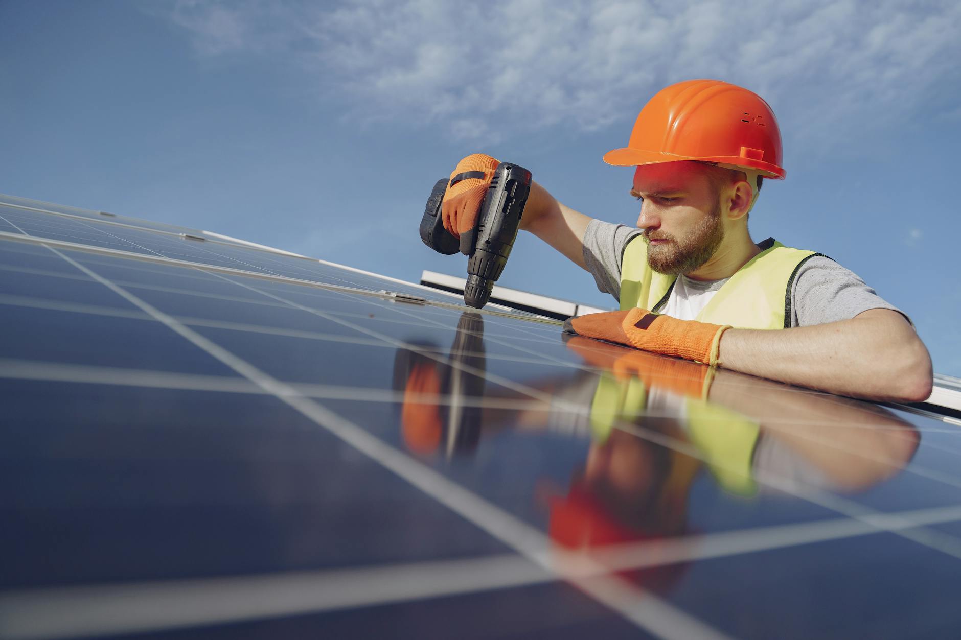Tetőfedés 2.0: Így változtasd aktív energiatermelővé a házadat tetőfóliák és okos bevonatok segítségével
