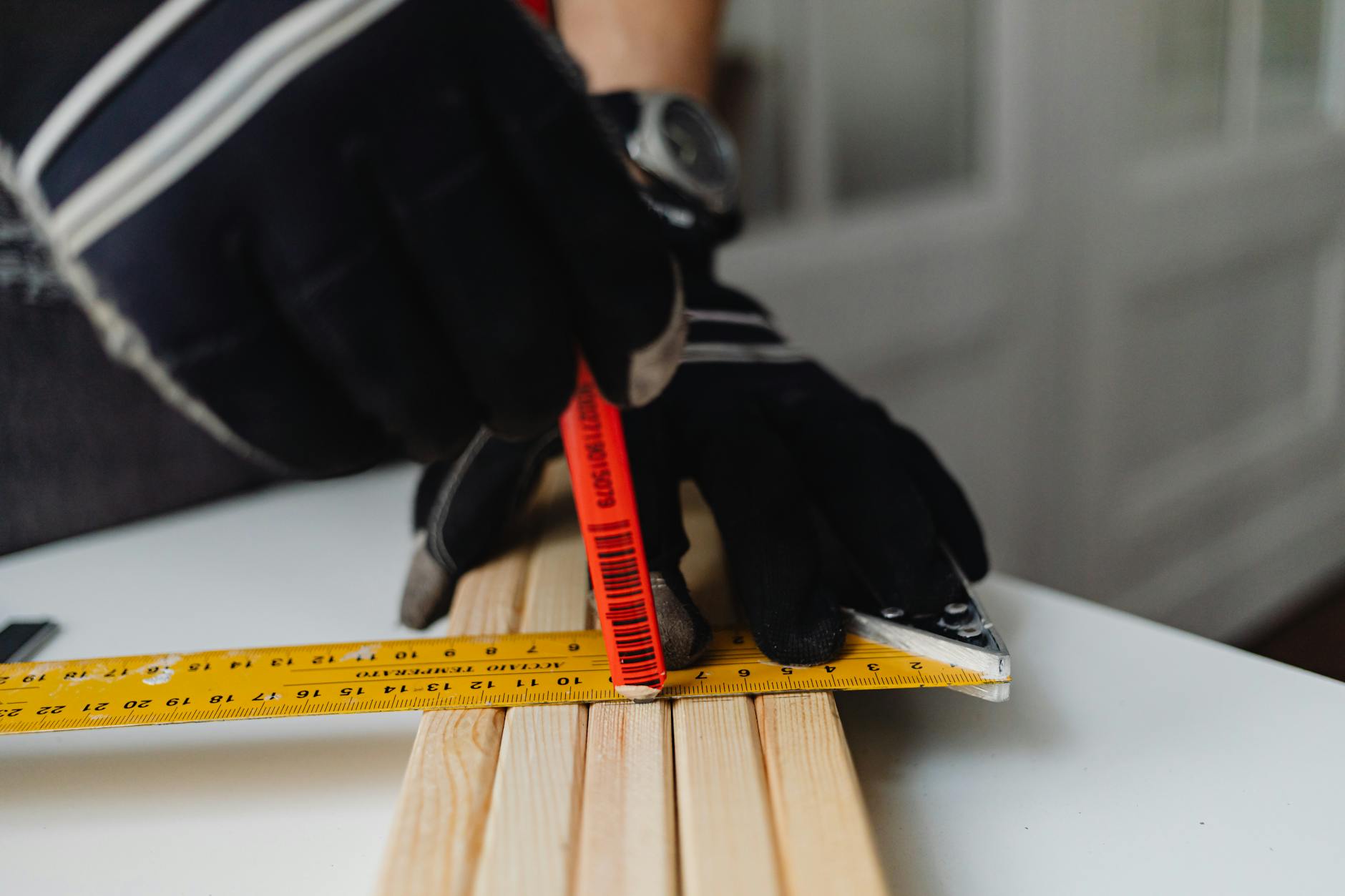 Tetőfedés DIY stílusban: Hol húzd meg a határt a fémlemezes tetőd javításánál?