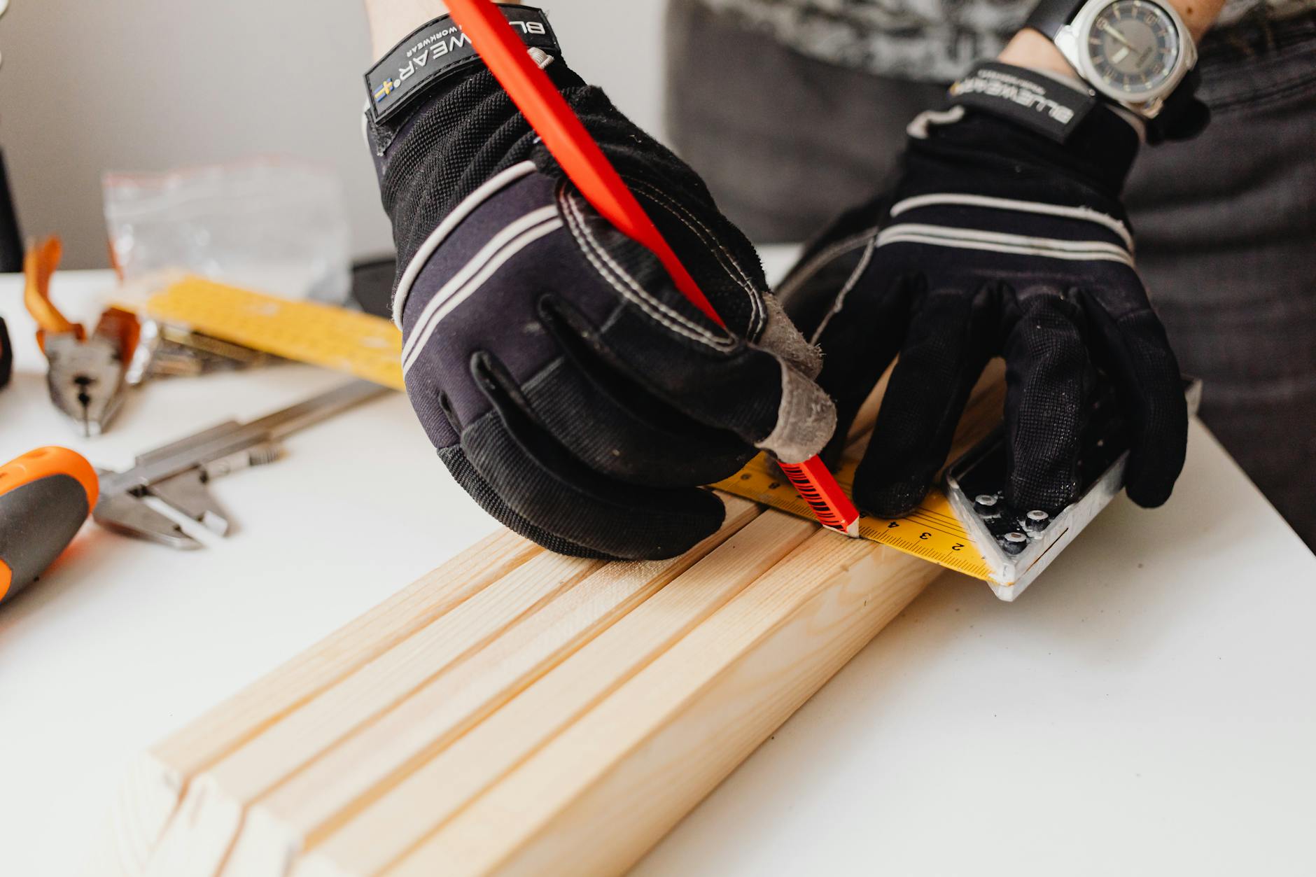 Tetőfedés DIY stílusban: Így javítsd ki a tetőidomok és bádogos szerkezetek hibáit házilag