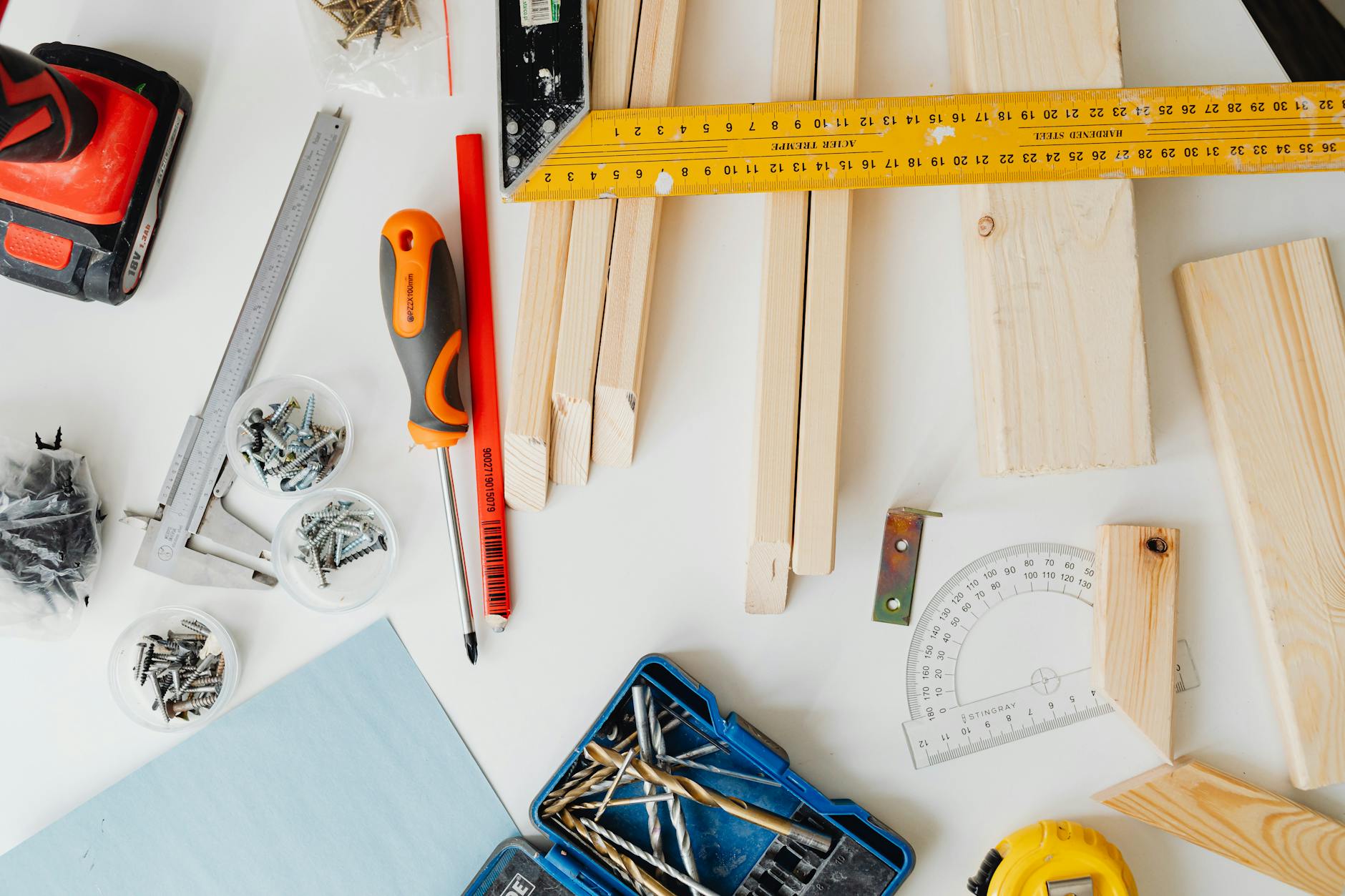 Tetőfedés DIY stílusban: Milyen kiegészítőket és szerszámokat szerezz be, ha te magad szeretnéd felszerelni a szegélyeket és a gerincelemeket a modern fémlemez tetődön?