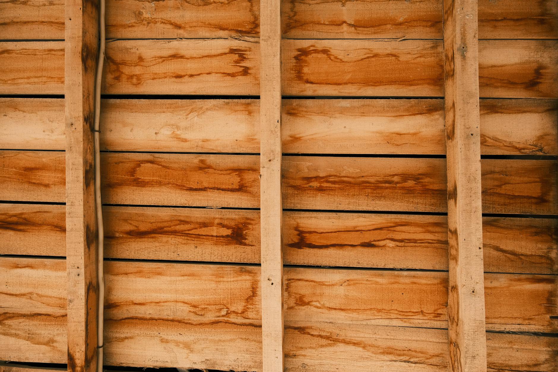 Tetőfedés DIY stílusban: Mire figyelj, ha a modern fémlemez tetődben utólag szeretnél tetőablakot vagy fénycsatornát kialakítani?