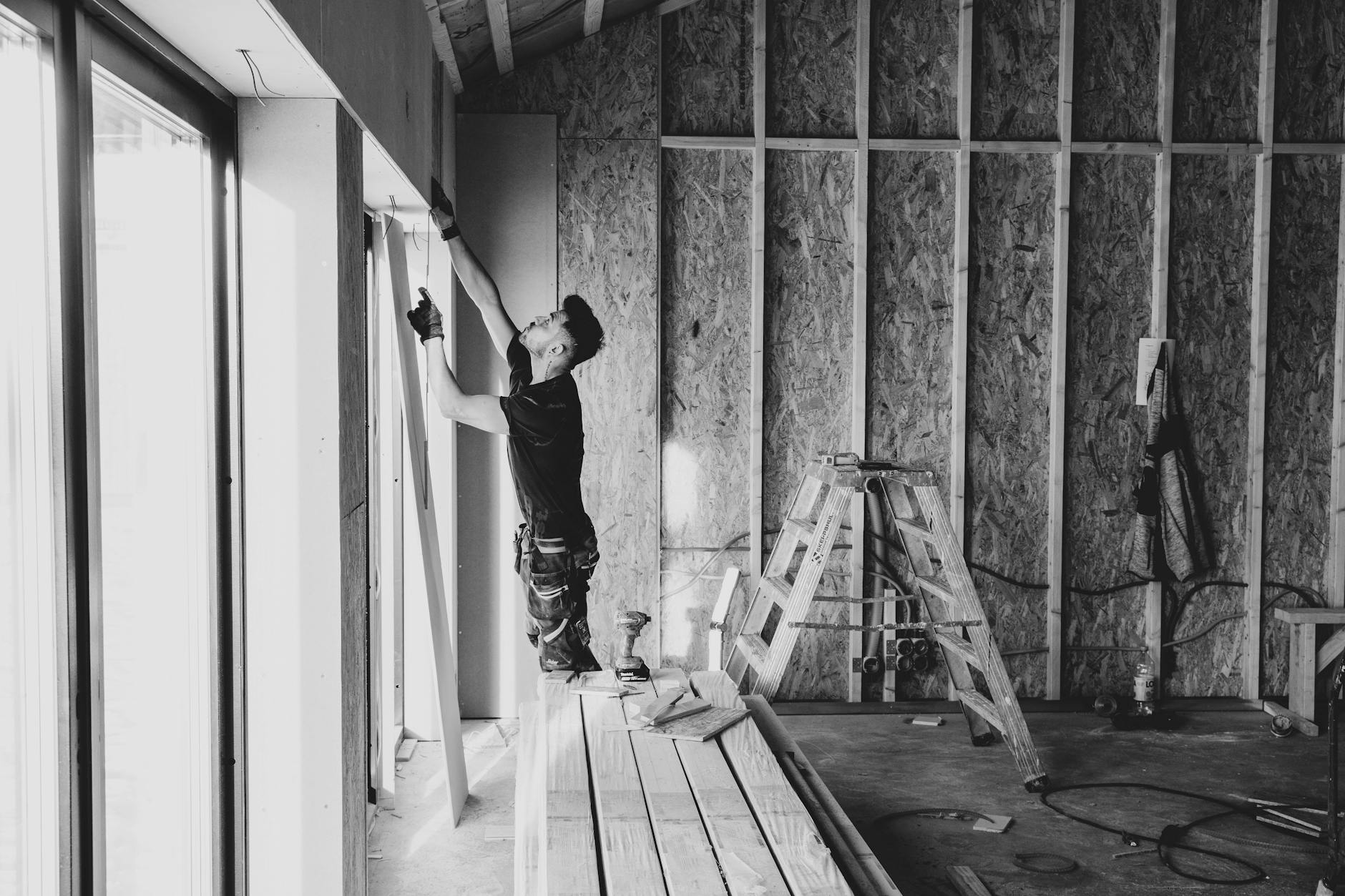 Tetőfedés DIY vagy szakember? Mikor éri meg valójában házilag felszerelni a trapézlemezt, és hol húzódik a kockázati határ?