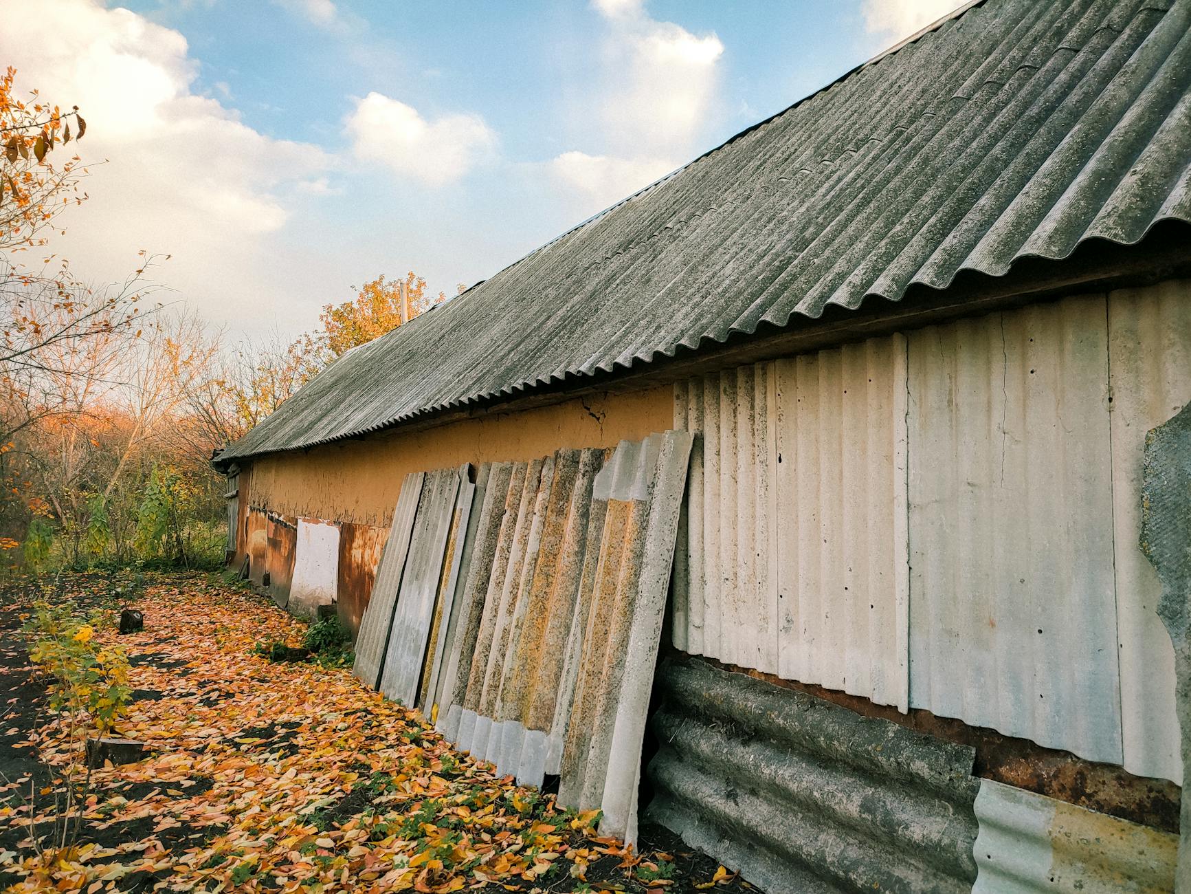 Tetőfelújítás házilag: Milyen speciális szerszámok kellenek a cserepeslemez vágásához és rögzítéséhez, hogy ne sérüljön a garancia?
