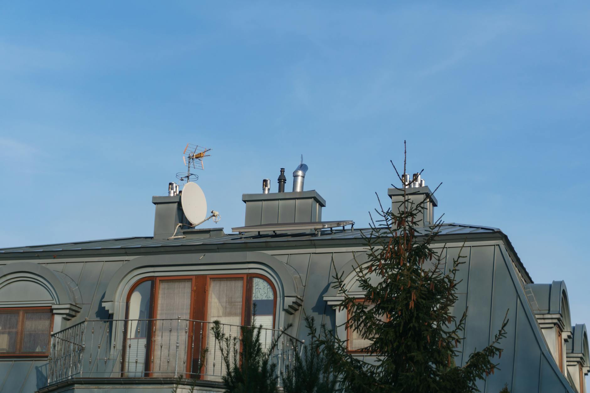 Tetőtéri villanyszámla-sokk: Így előzd meg a páralecsapódást és a penészedést a korszerű fémlemez fedés alatt a helyes rétegrenddel